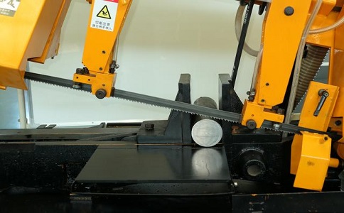 南区街道数控带锯床自动送料精度会出现偏差吗？